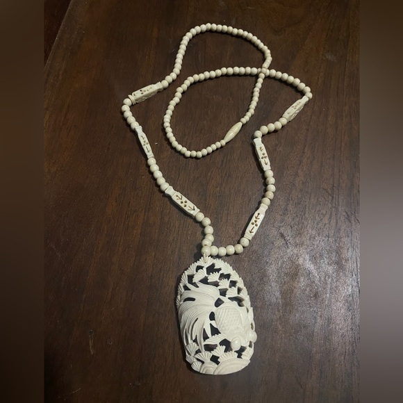 UNBRANDED Accessories - VTG Carved Bone Pendant Necklace 
Fish design 17 inches long.